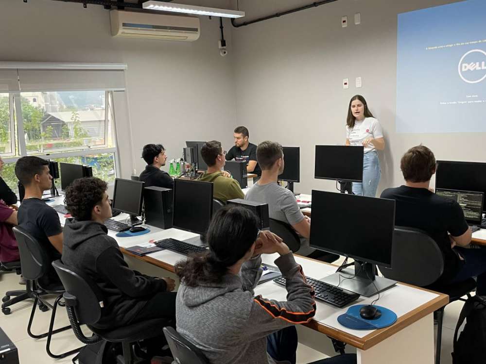 Programa Jovens Talentos abre turma para formação gratuita em desenvolvimento de IA