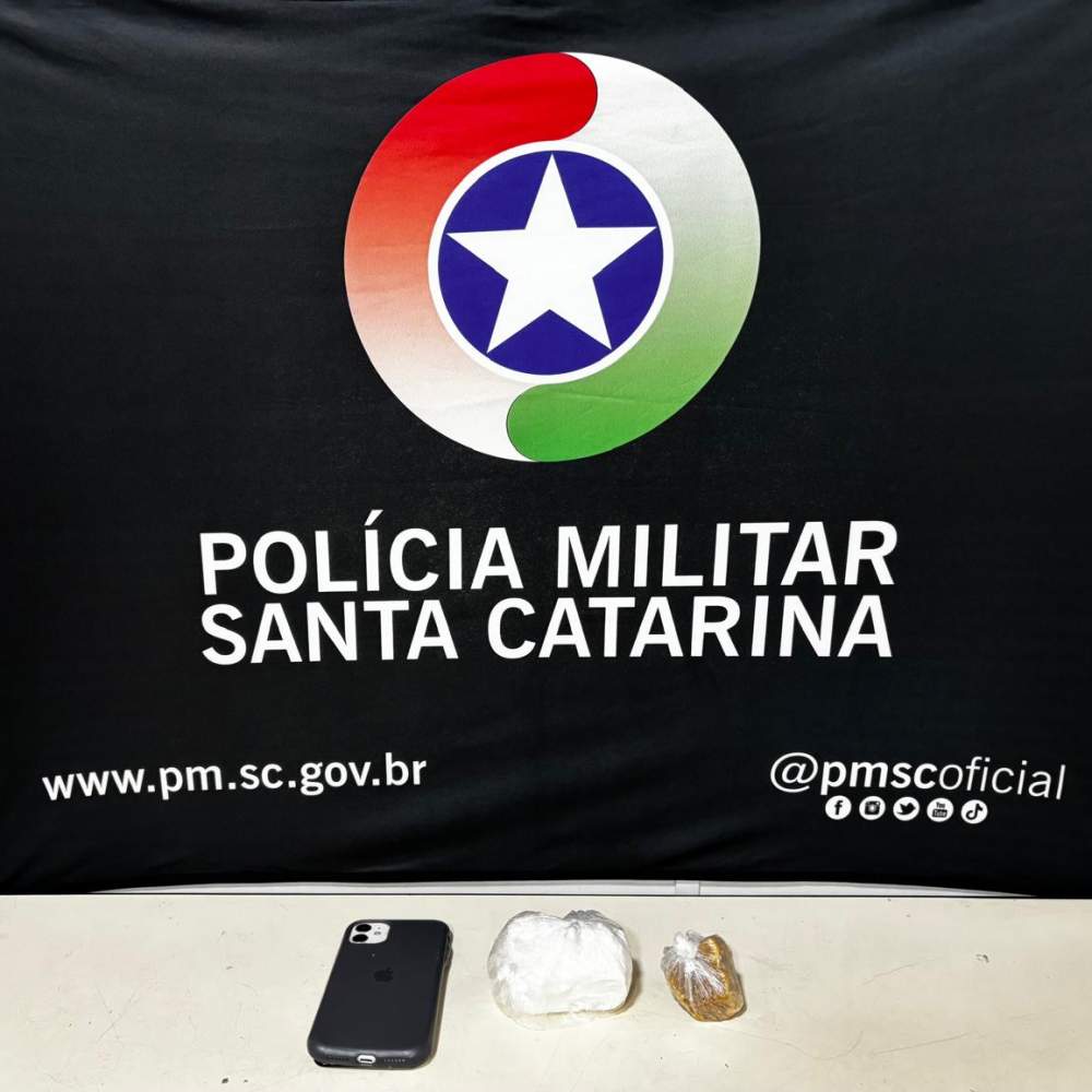 Homem é detido pela Polícia Militar com crack e cocaína, no bairro Passo Manso