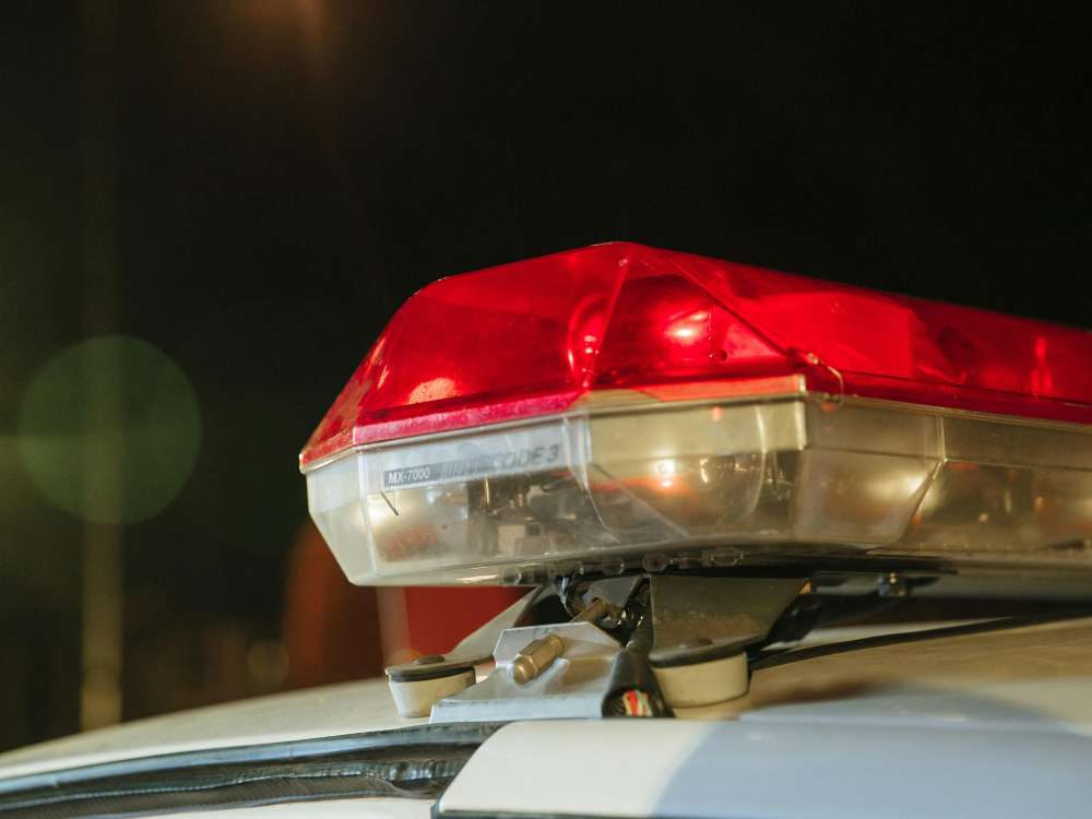 Mulher furta pacotes de bala e agride funcionário do estabelecimento, no bairro Água Verde