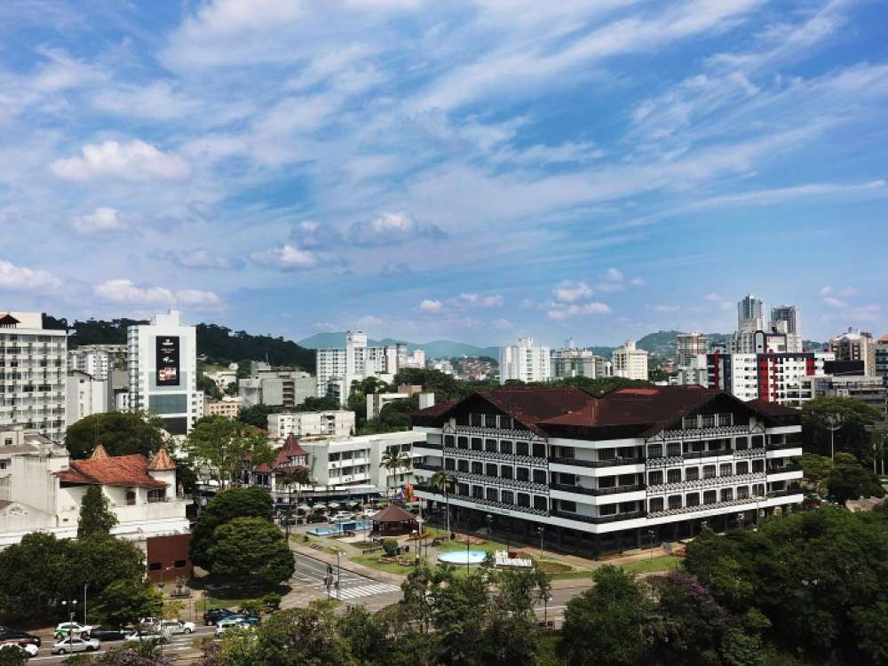 Quarta-feira de sol e ooucas nuvens em Blumenau 