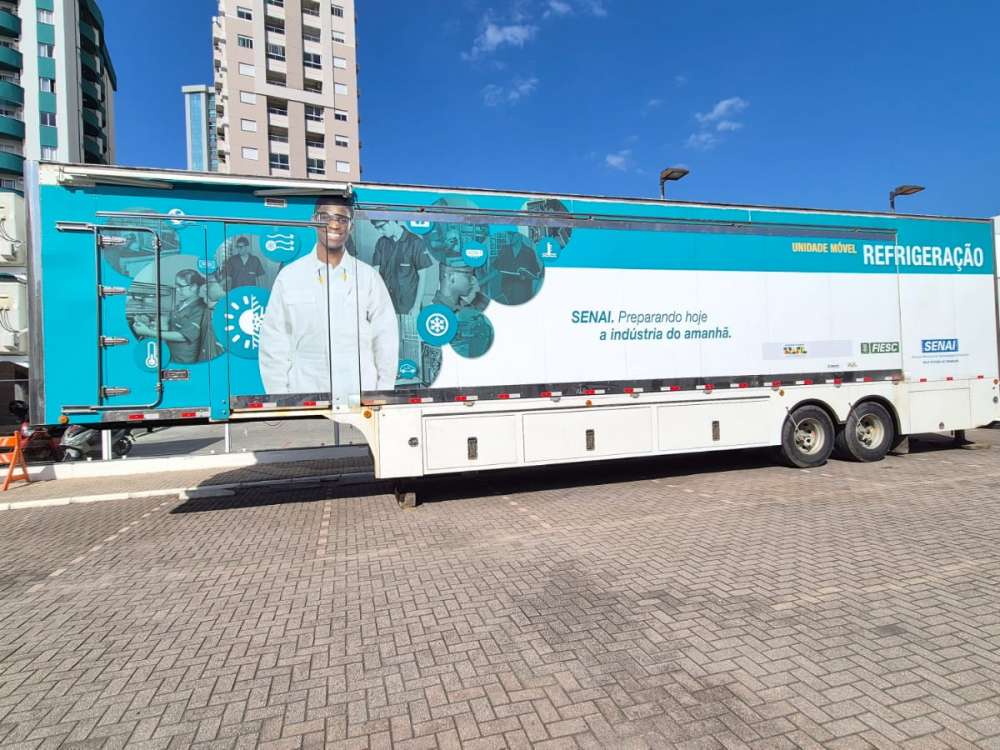 SENAI Blumenau abre vagas para cursos de instalação e manutenção de ar-condicionado com laboratório móvel inédito na unidade
