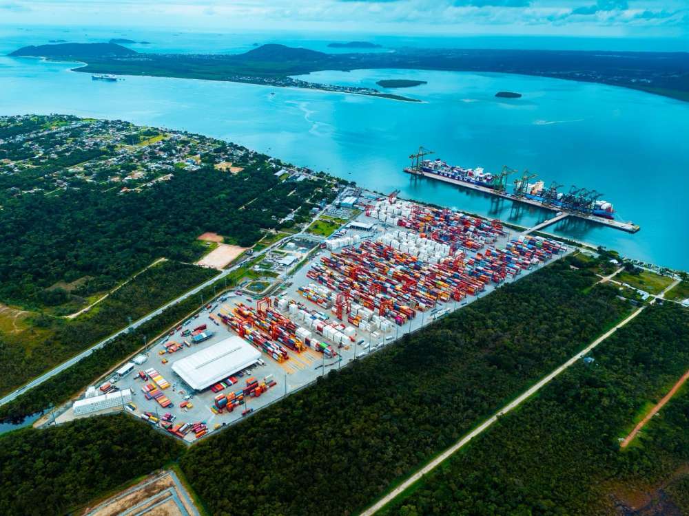 Porto Itapoá atinge marco histórico de 1,5 milhão de TEUs movimentados em um ano