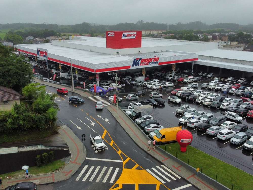 Grupo Koch realiza processo seletivo para nova loja Komprão em Joinville