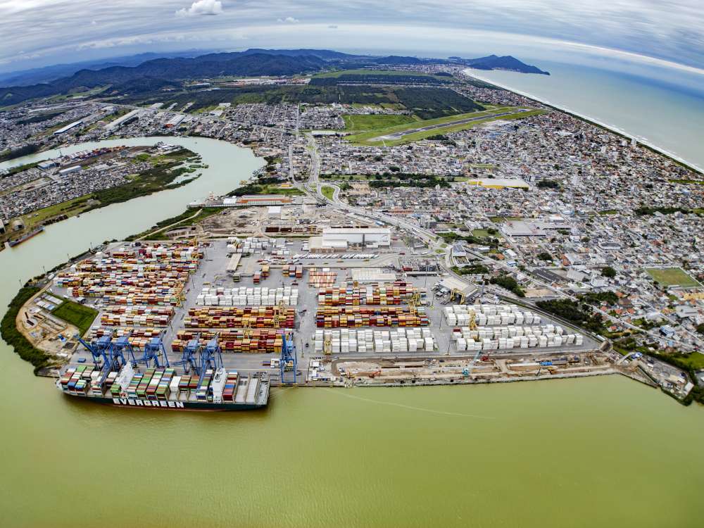 Exportações de Santa Catarina batem recorde e crescem 4,4% em 2025