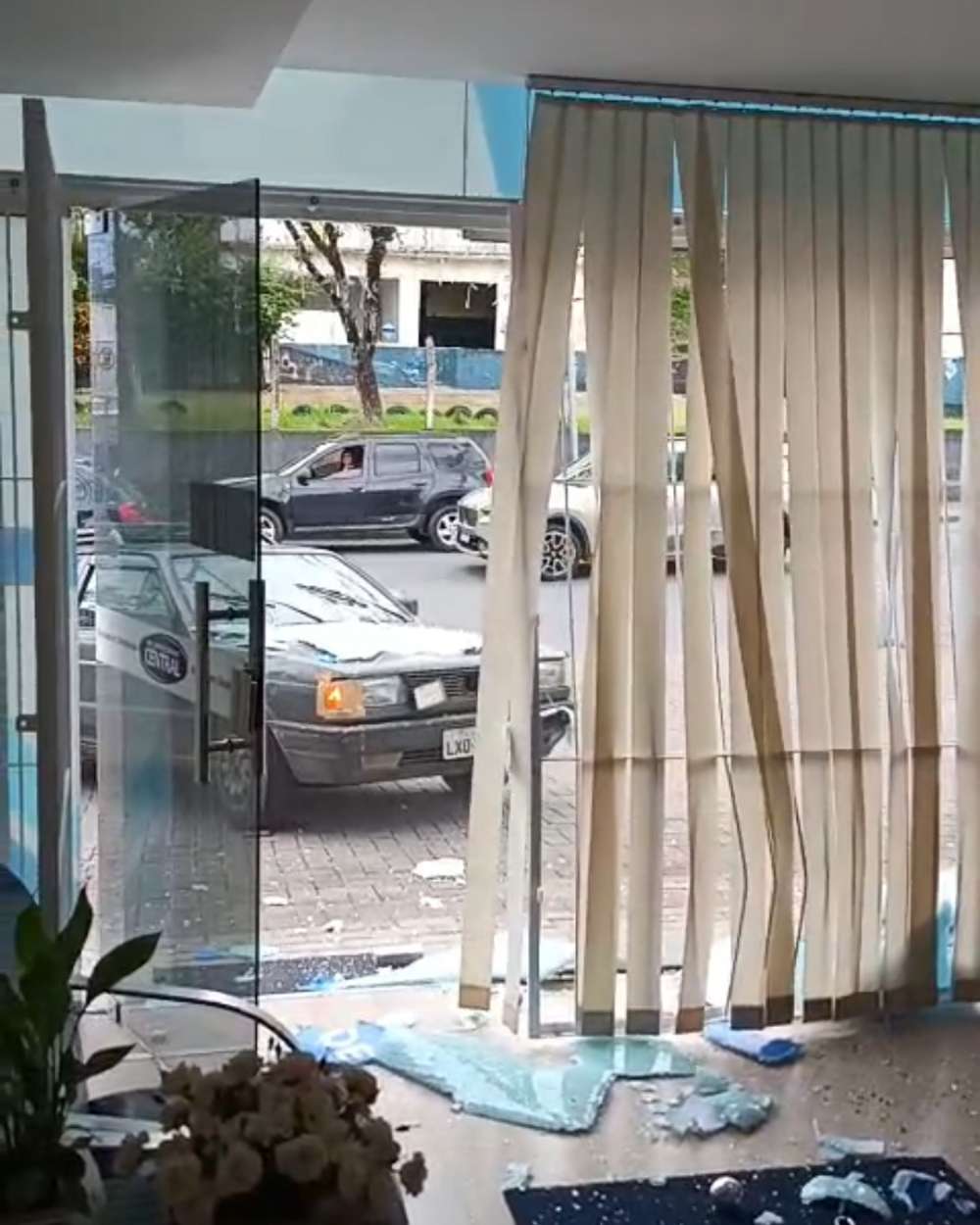 Motorista colide propositalmente contra próprio estabelecimento após divergência familiar