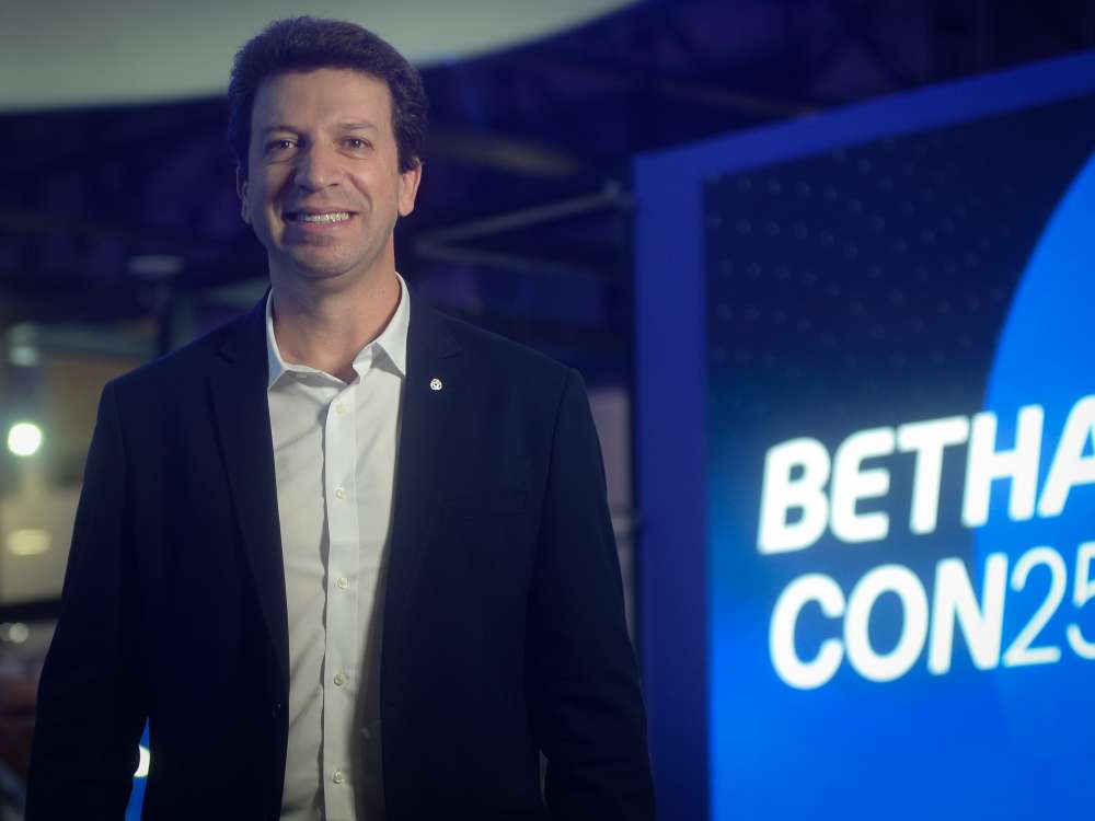 Trajetória de motorista que virou CEO de empresa de SC vira livro