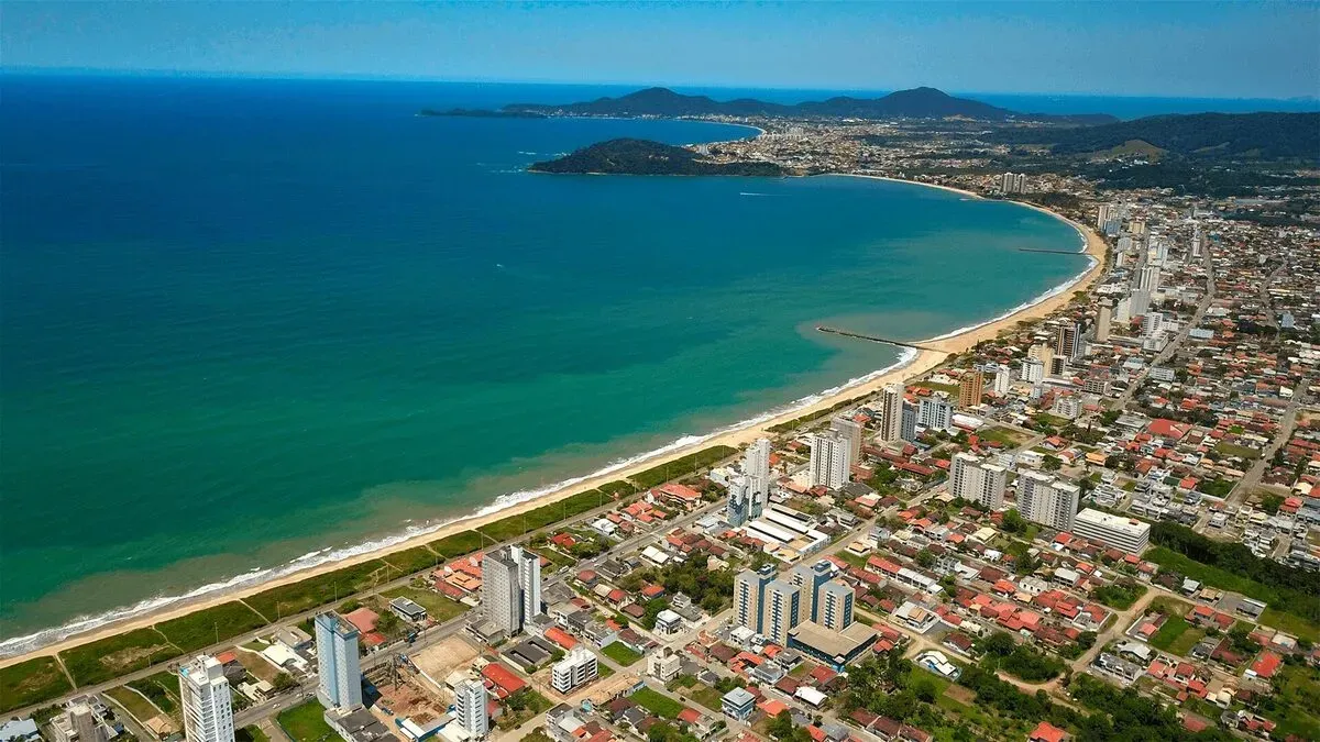 Ampliação da faixa de areia reforça atratividade de Balneário Piçarras e impulsiona interesse imobiliário no litoral norte de SC