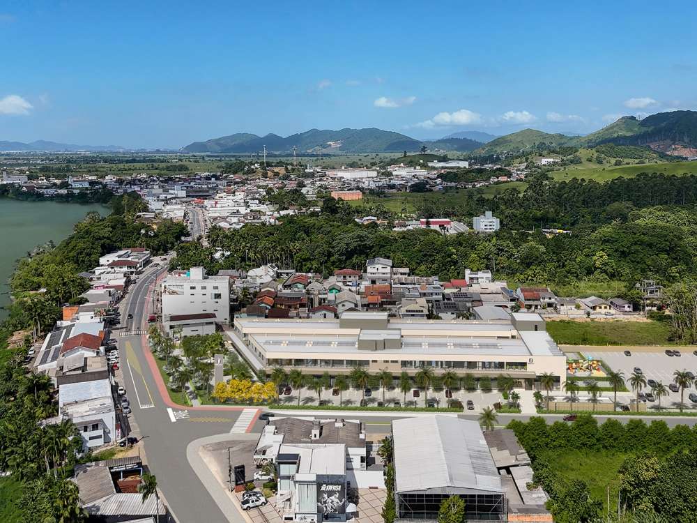 Com investimento de R$ 30 milhões, Ilhota ganha novo outlet em corredor de moda e mira turismo de compras