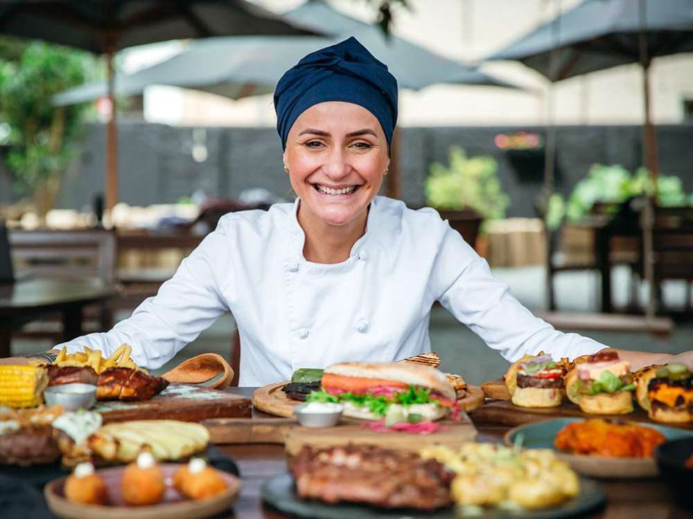 Pastrami em Blumenau: chef Nana Oliveira traz receita que leva 12 dias para ficar pronta para a região