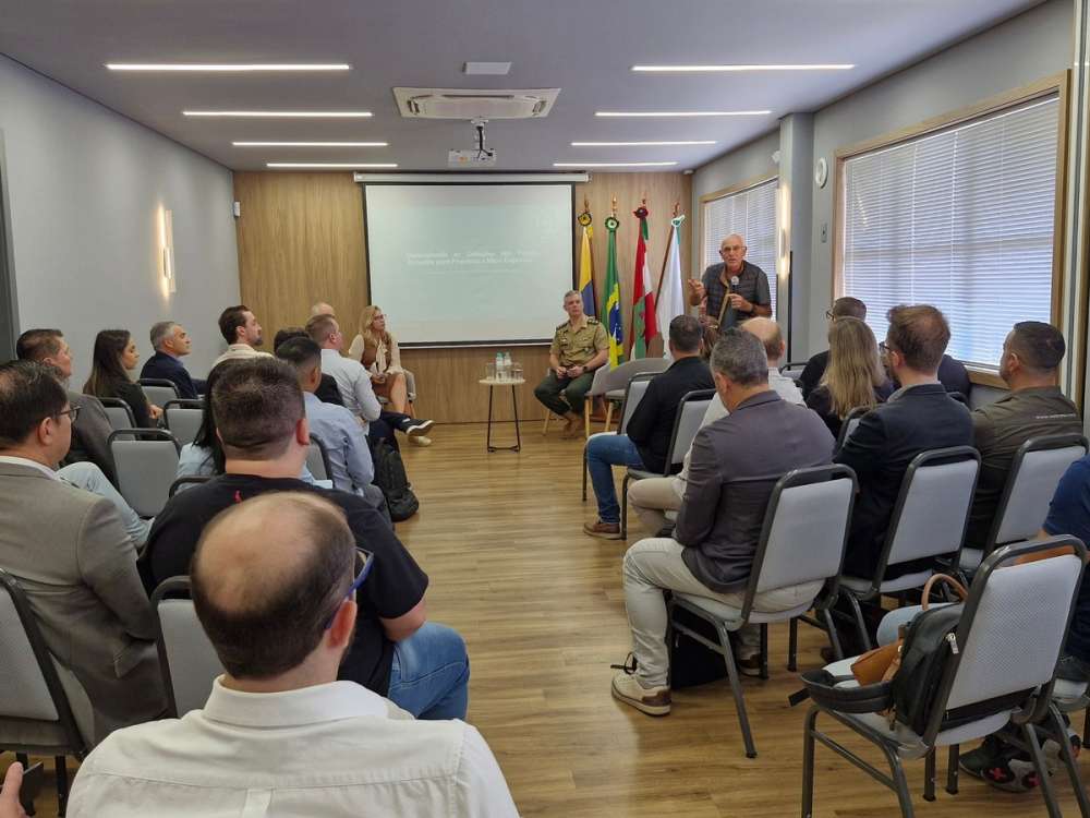 CONDEFESA e Exército apresentam caminhos de negócios em plenária da ACII