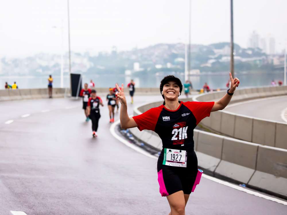 Maratona de Floripa, apresentada pela HDI Seguros, revela perfil do corredor e reforça força do turismo esportivo no Brasil