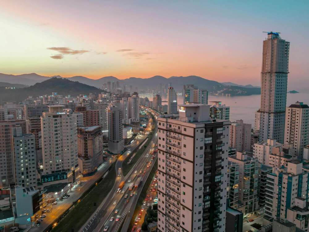 Mercado de capitais avança sobre o crédito bancário e financia expansão imobiliária em SC