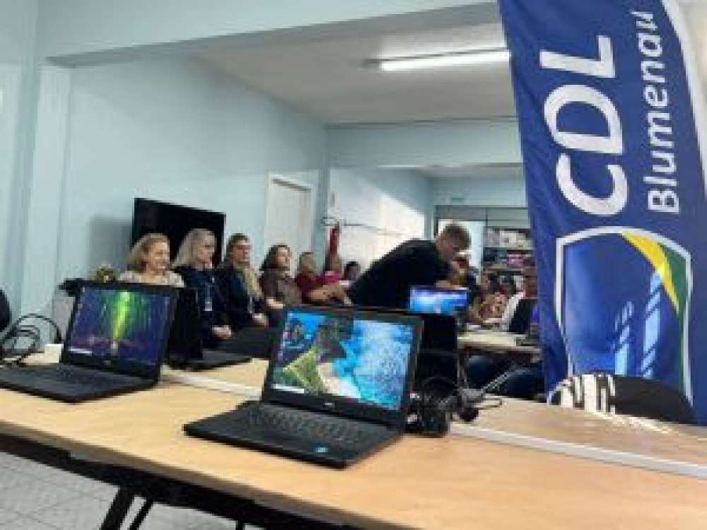 CDL Blumenau e Tec+ Soluções Inteligentes realizam doação de notebooks para a Abludef  