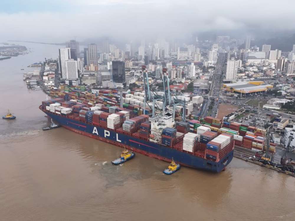 JBS Terminais recebe maior navio da hist�ria do Porto de Itaja�
