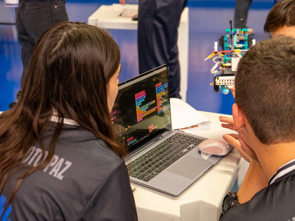O que os alunos fazem em uma aula de robótica? Entenda como funciona a aprendizagem